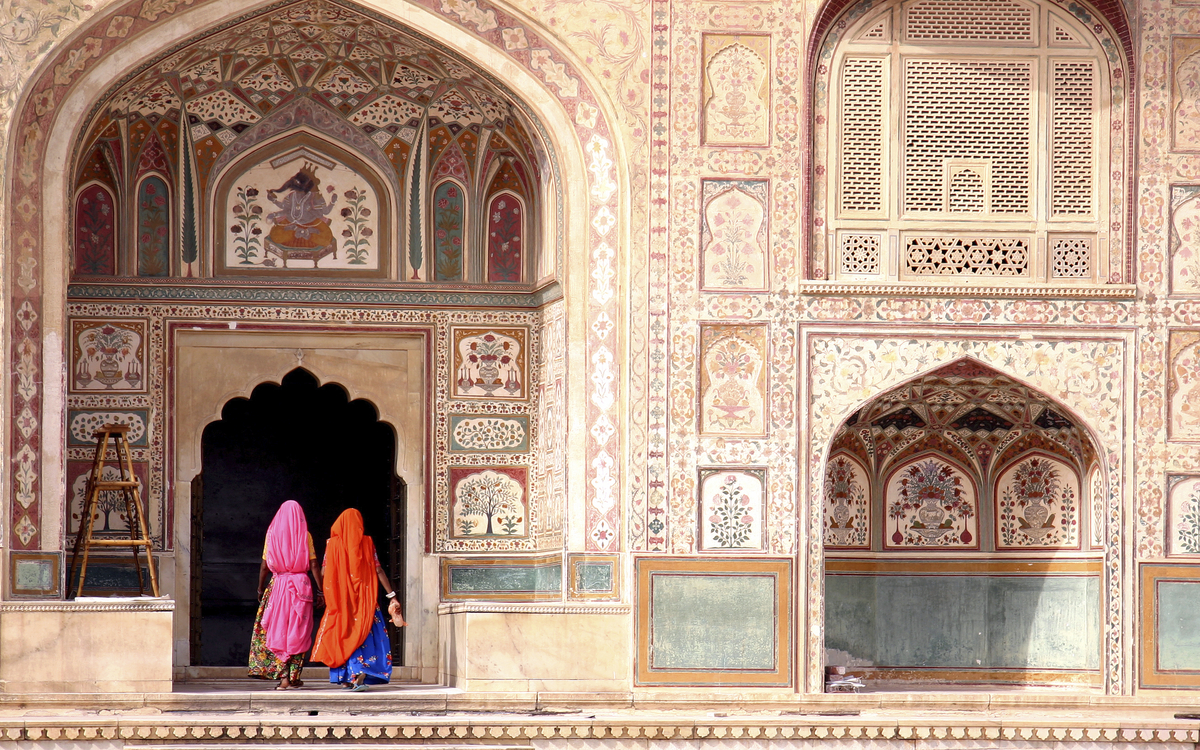 Frauen gehen ins Amber Fort in Jaipur, Indien