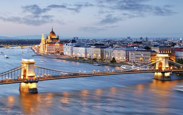 Dämmerung in Budapest an der Donau, Ungarn