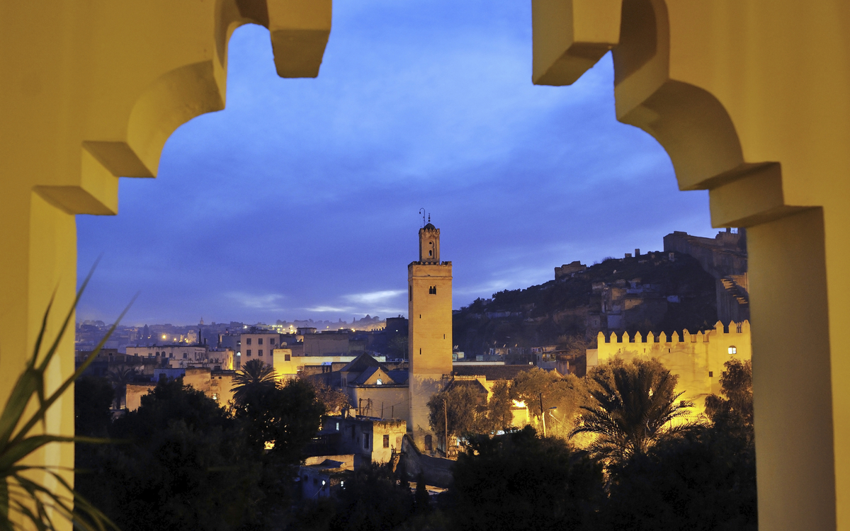 Blick auf die Stadt Fes bei Nacht, Marokko