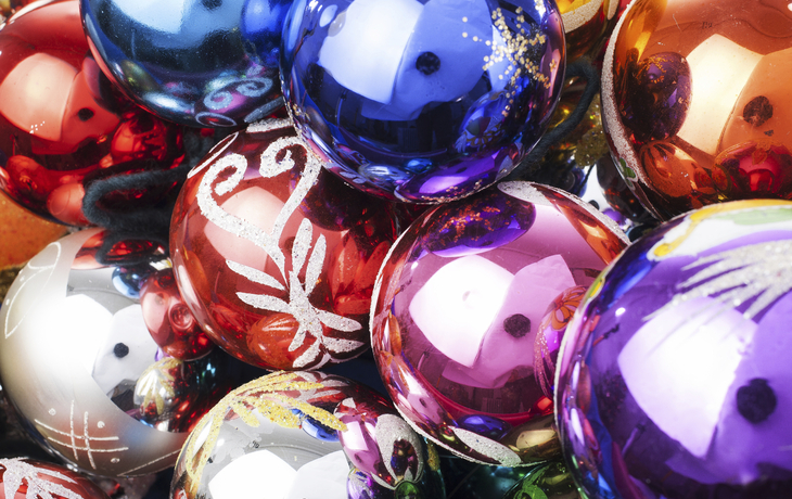 farbenfroher Weihnachtsschmuck
