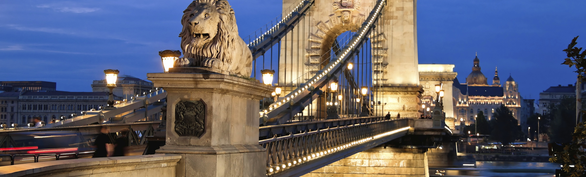 Kettenbrücke in Budapest bei Nacht, Ungarn