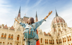 Frau vor Parlament in Budapest, Ungarn