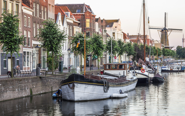 Boote in einer Gracht Rotterdams, Niederlande