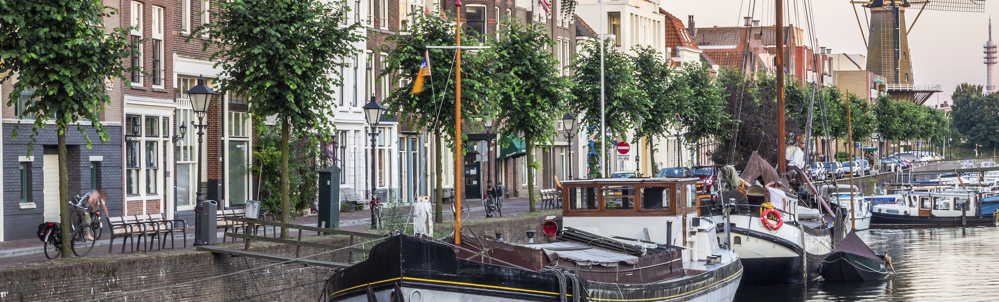 Boote in einer Gracht Rotterdams, Niederlande