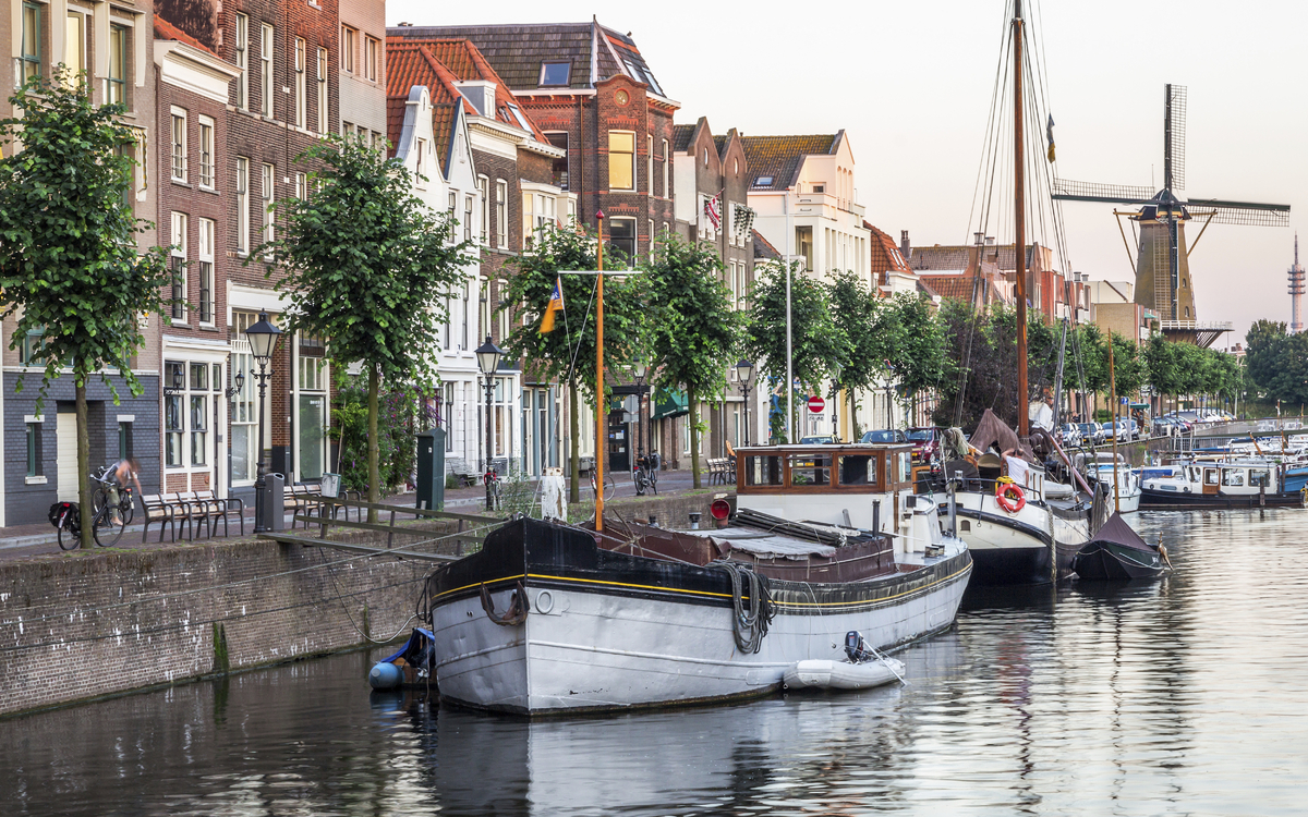 Boote in einer Gracht Rotterdams, Niederlande