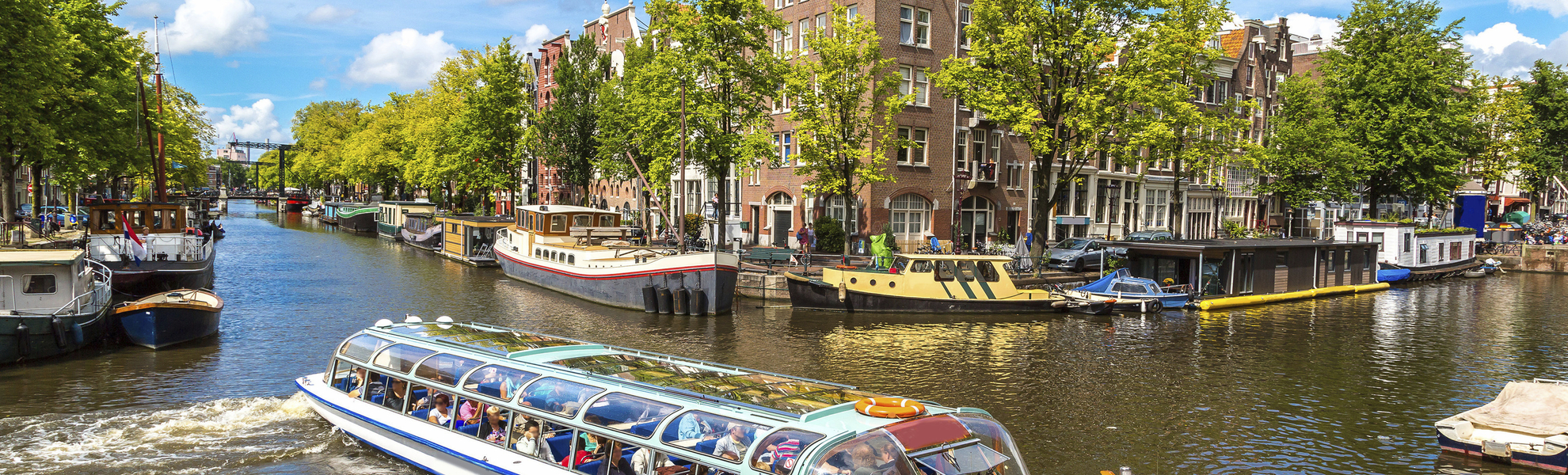 Schiff fährt durch die Grachten Amsterdams, Niederlande