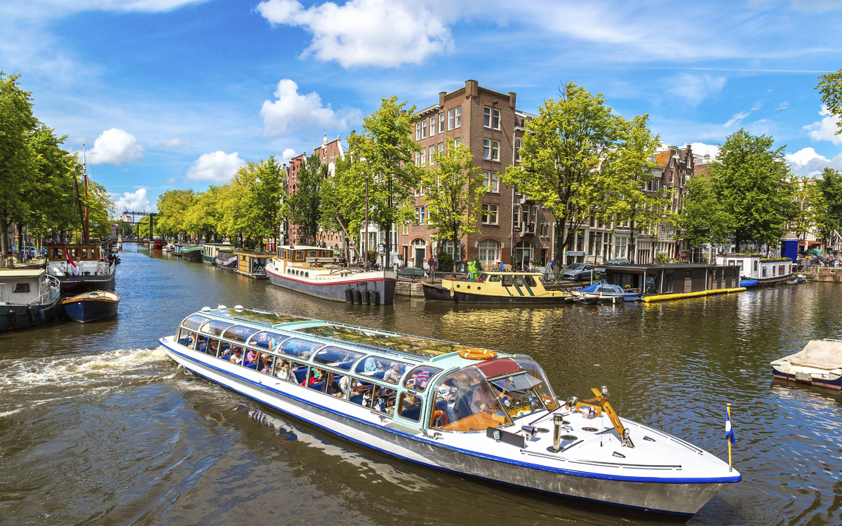 Schiff fährt durch die Grachten Amsterdams, Niederlande