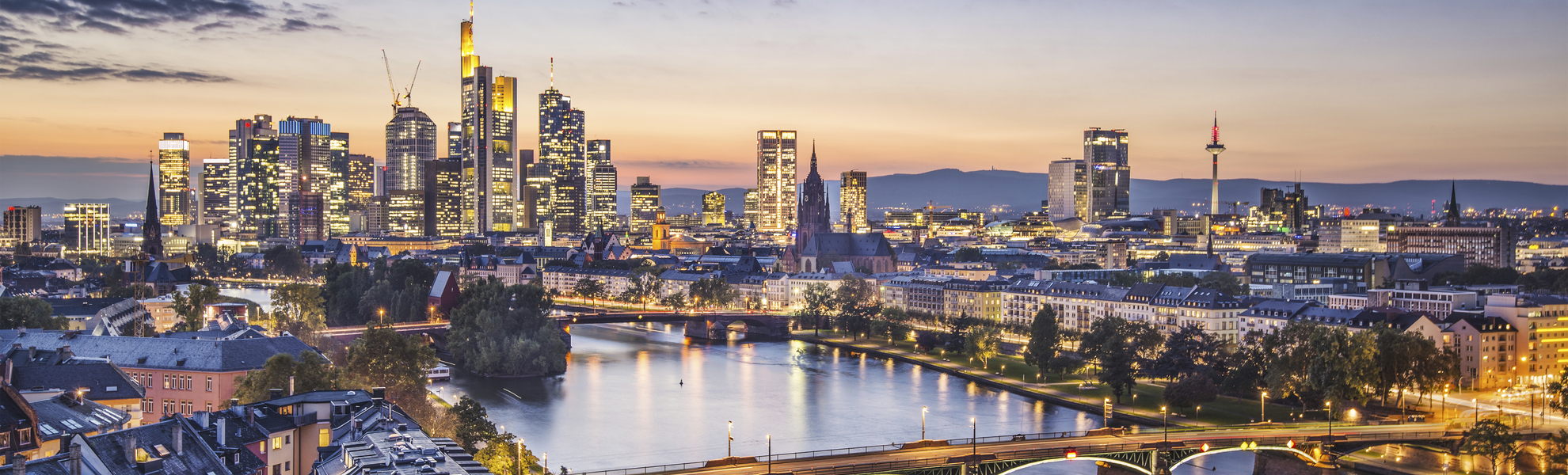 Panorama und Lichter über Frankfurt am Main, Deutschland