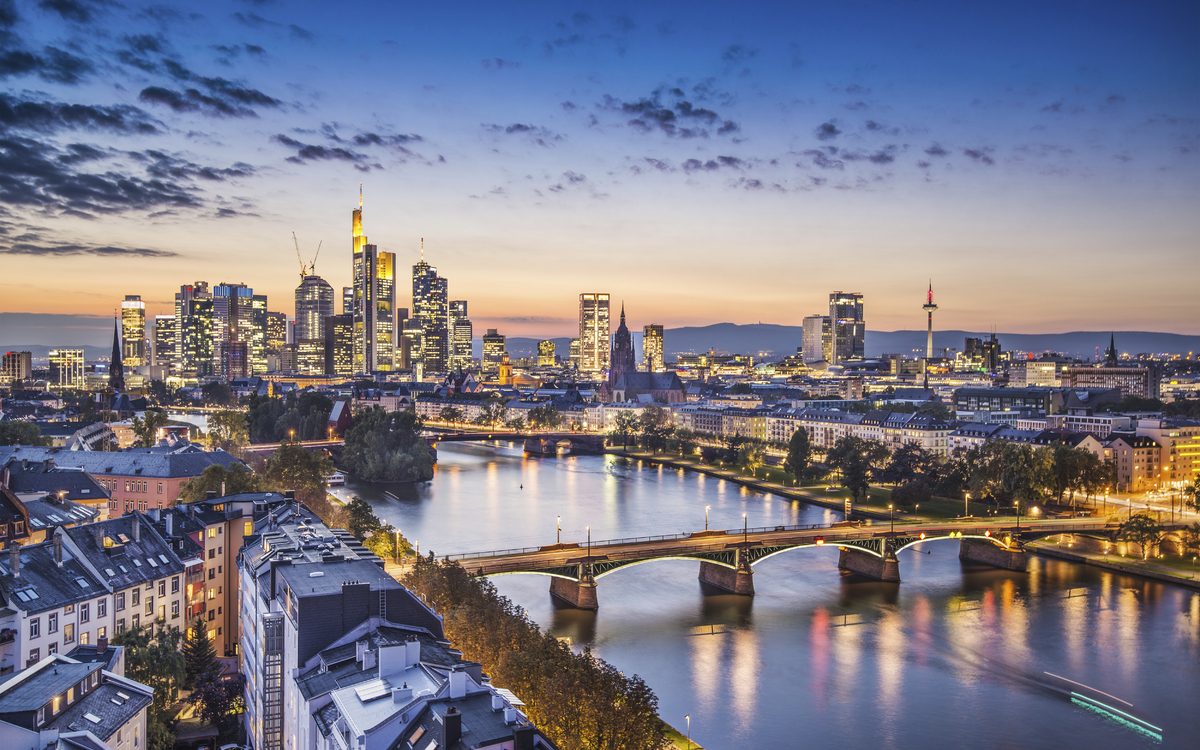 Panorama und Lichter über Frankfurt am Main, Deutschland