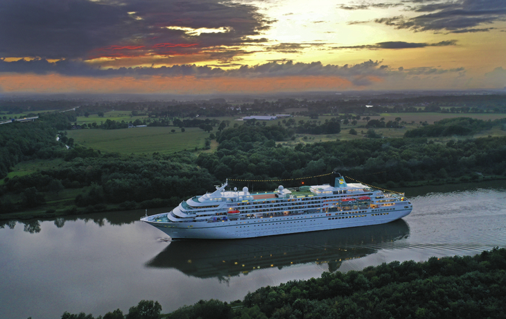 Amadea im Nord-Ostsee-Kanal