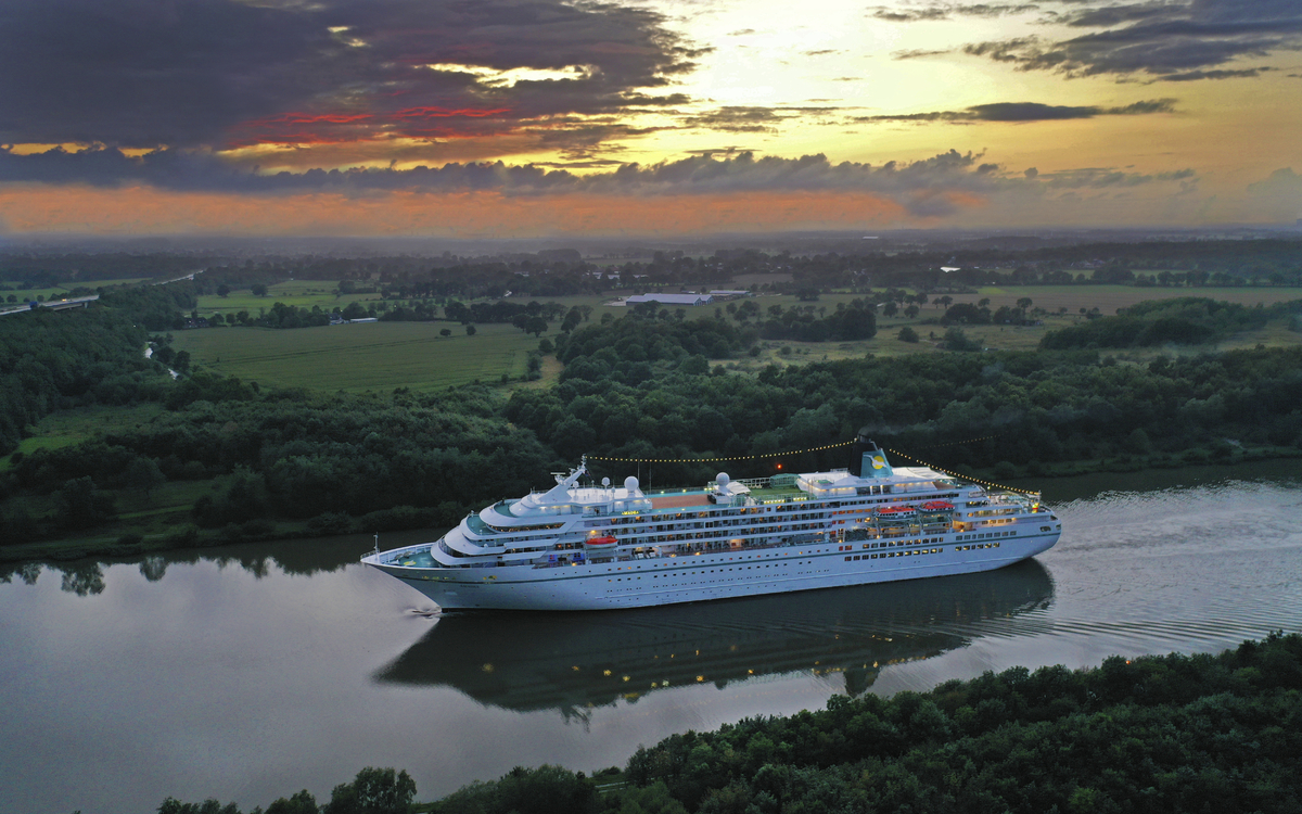 Amadea im Nord-Ostsee-Kanal