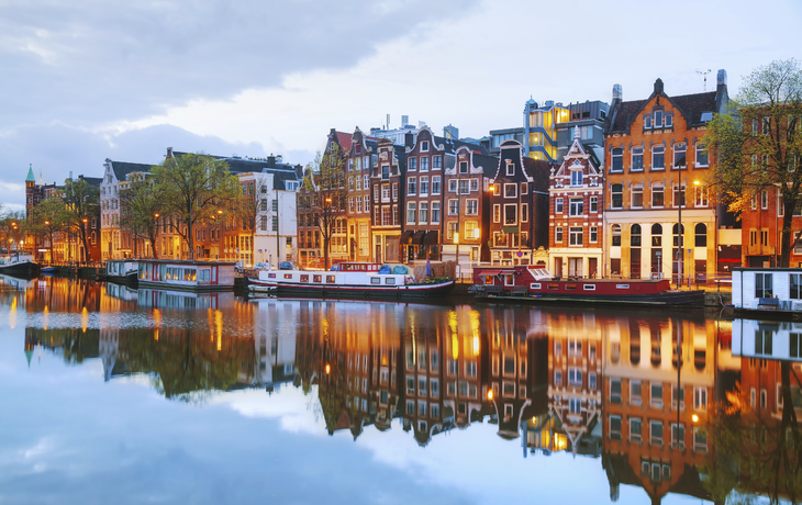Dämmerung über einer Gracht von Amsterdam, Niederlande