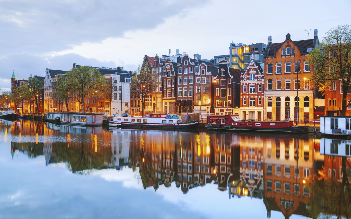 Dämmerung über einer Gracht von Amsterdam, Niederlande