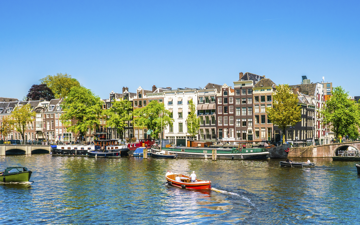 Amsterdam an einem strahlenden Sommertag