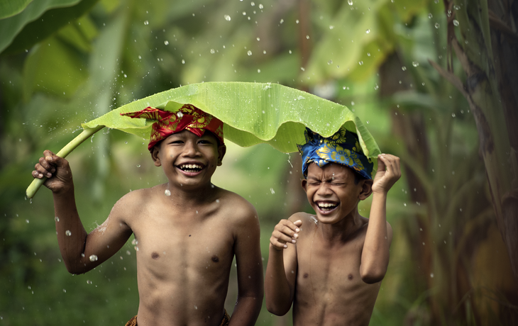 Kinder im Regen, Indonesien