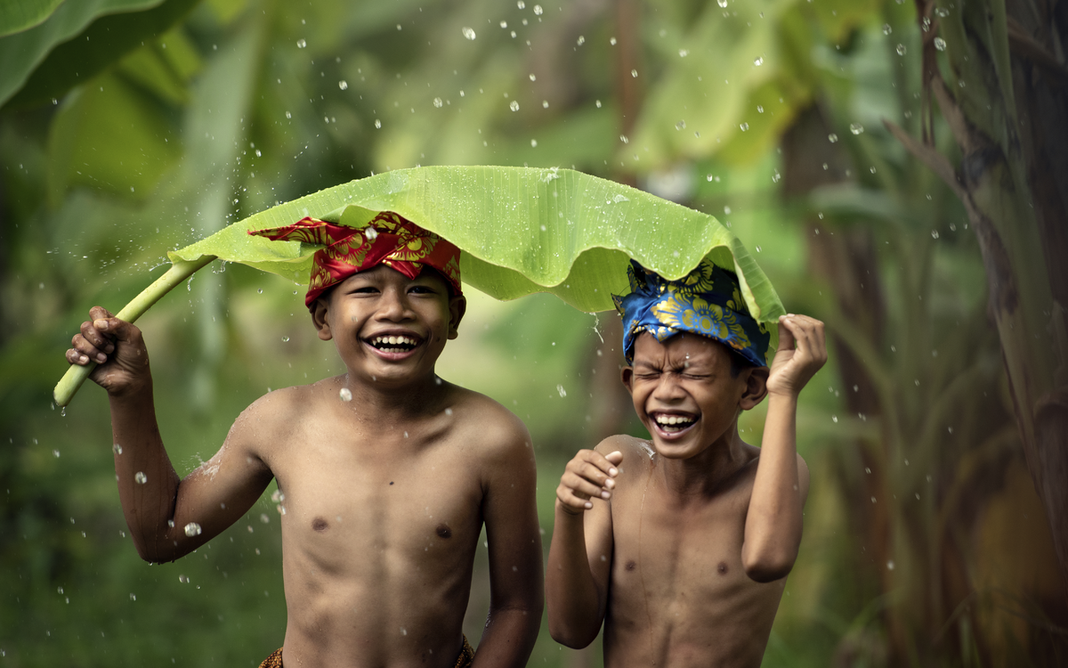Kinder im Regen, Indonesien