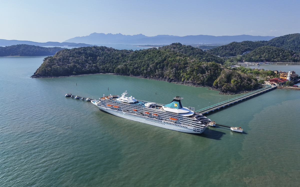 MS Artania vor Langkawi