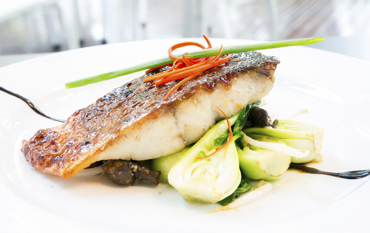 Frisch gebratener Barramundi Fisch Frisch gebratener Barramundi Fisch