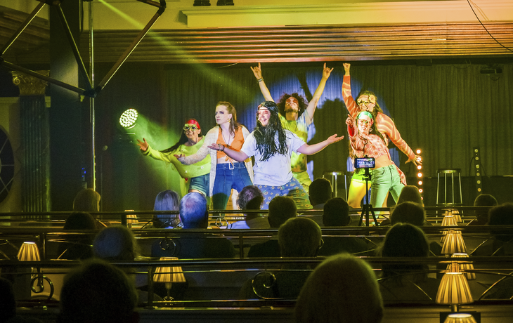 Show-Programm im Kaisersaal, MS Deutschland Show-Programm im Kaisersaal, MS Deutschland