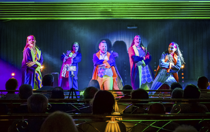 Show-Programm im Kaisersaal, MS Deutschland Show-Programm im Kaisersaal, MS Deutschland