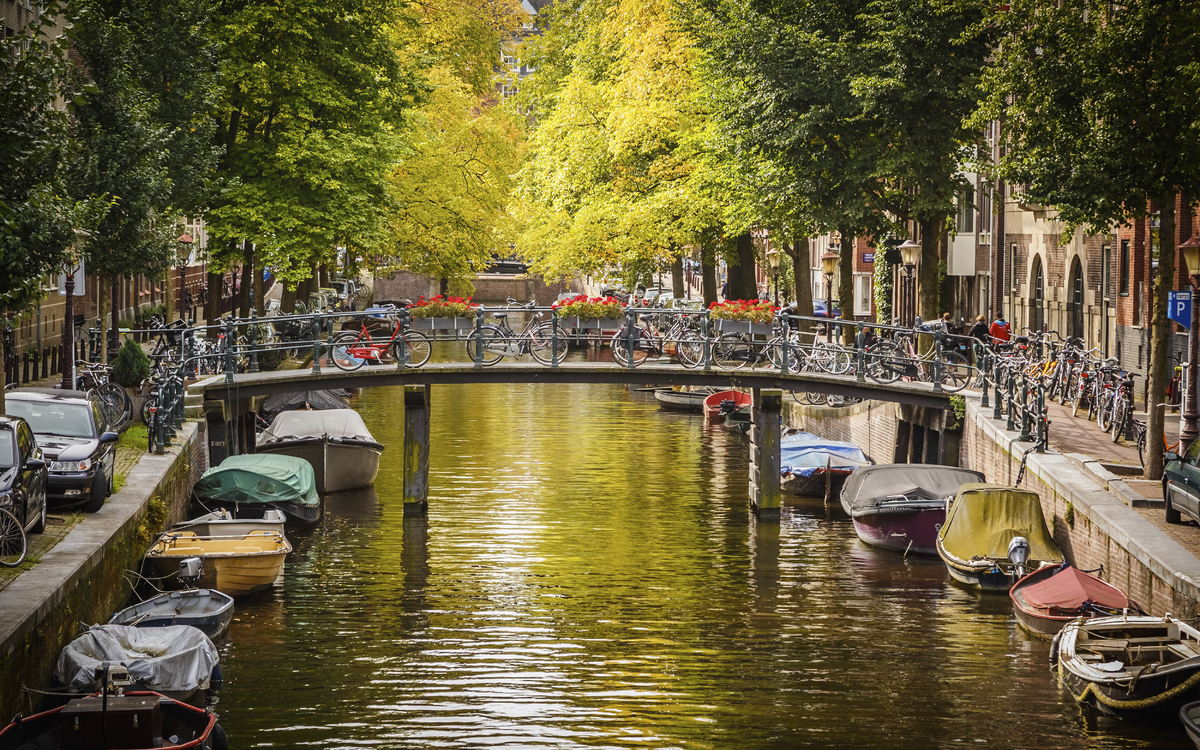 Eine der vielen Grachten in Amsterdam, Niederlande