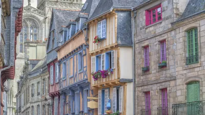 Historische Fachwerkhäuser säumen eine Gasse in der französischen Stadt.