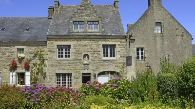 Historisches Steinhaus mit blühendem Garten in Locronan