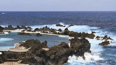 Natürliche Lava-Pools am Meer mit tosenden Wellen.