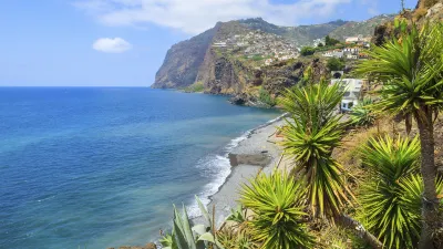 Küstenlandschaft mit Blick auf den Strand und die Stadt Funchal