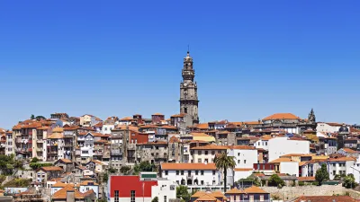Historische Dächer und der Torre dos Clérigos prägen das Stadtbild.