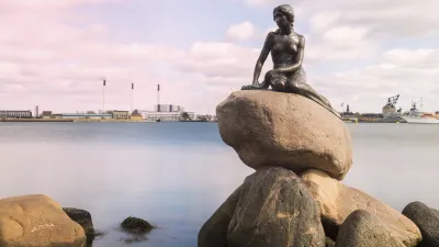 Die kleine Meerjungfrau sitzt auf einem Felsen im Hafen von Kopenhagen.
