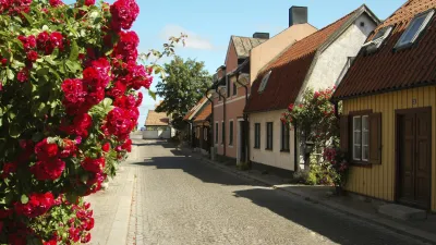 Historische Häuser säumen die gepflasterte Straße in Visby, Gotland.