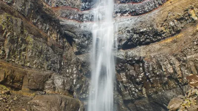 Hengifoss Wasserfall stürzt über dunkle Felswände herab