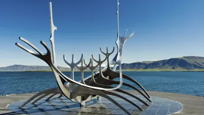 Wikingerschiff-Skulptur am Ufer von Reykjavik