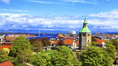 Historisches Stadtbild von Stavanger mit bunten Häusern und einem mittelalterlichen Turm.