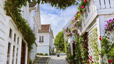 Blumengeschmückte Gasse in der Altstadt von Stavanger, Norwegen
