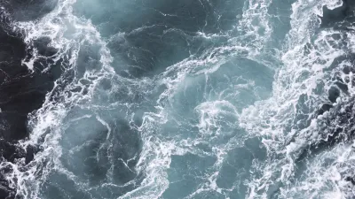 Wirbelnde Strömung im blauen Meer