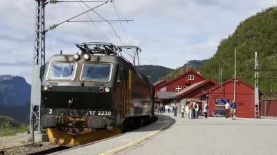 Grüne Lokomotive steht am Bahnhof in Norwegen