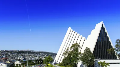 Die moderne Eismeerkathedrale in Tromsø erhebt sich beeindruckend.
