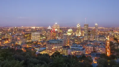 Nachtpanorama von Montreal mit beleuchteten Gebäuden und Hügeln.