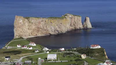 Der berühmte Fels von Percé erhebt sich majestätisch aus dem Meer.