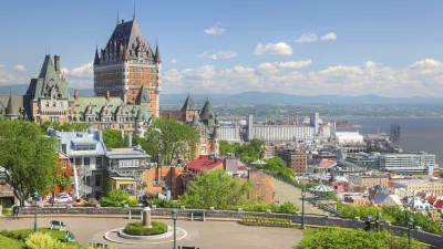 Panoramablick auf Quebec City mit historischen Gebäuden und dem St. Lawrence River.