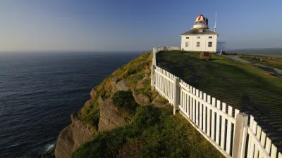 Leuchtturm auf einer Klippe mit Blick auf den Ozean