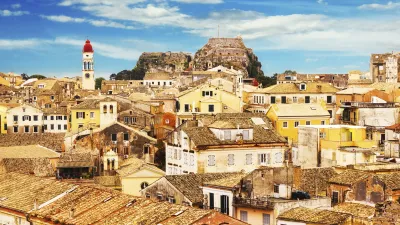 Historische Gebäude mit roten Dächern in der Stadt Korfu.