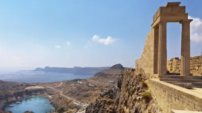 Akropolis von Lindos mit Blick auf das Meer und die Küste.