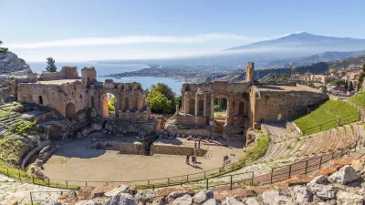 Antikes römisches Theater in Taormina mit Blick auf das Meer und den Ätna