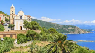 Korsische Küstenstadt mit Kirche und Blick auf das Meer