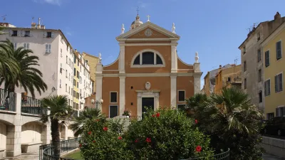 Die Kathedrale von Ajaccio mit ihrer hellen Fassade dominiert das Bild.