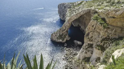 Blaue Grotte in Malta mit türkisblauem Wasser und Felsformationen.