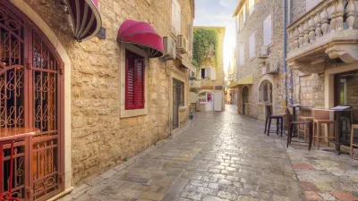 Gasse in der Altstadt von Kotor mit steinernen Häusern.